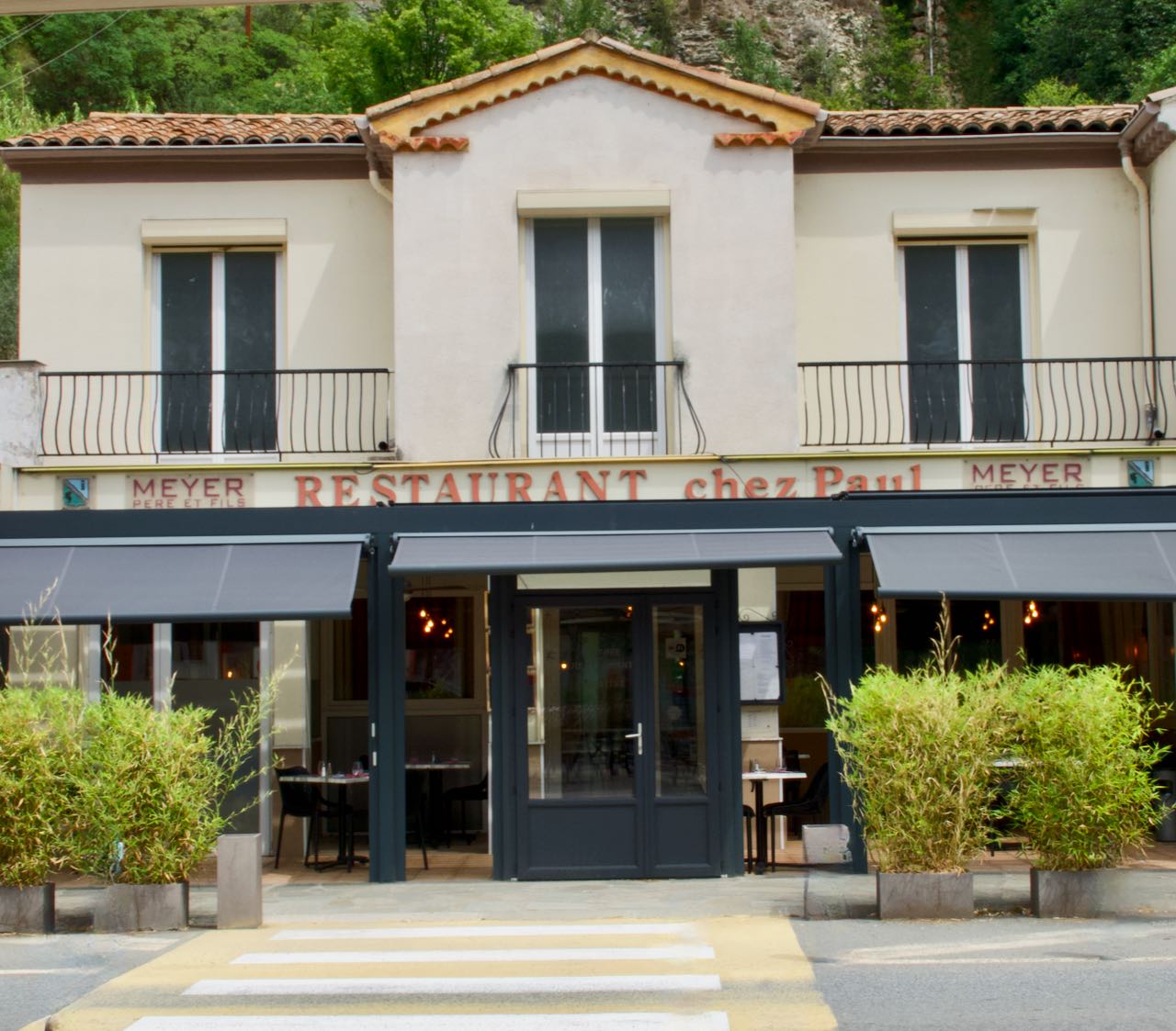 _DSC8621 Façade de l'entrée principale du restaurant chez Paul du chef Didier Meyer à Touët sur Var, Mercantour, Alpes du Sud, Route des grandes Alpes, France